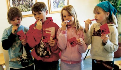 illustrasjon: Tiåringer blir eksperter på tannpuss