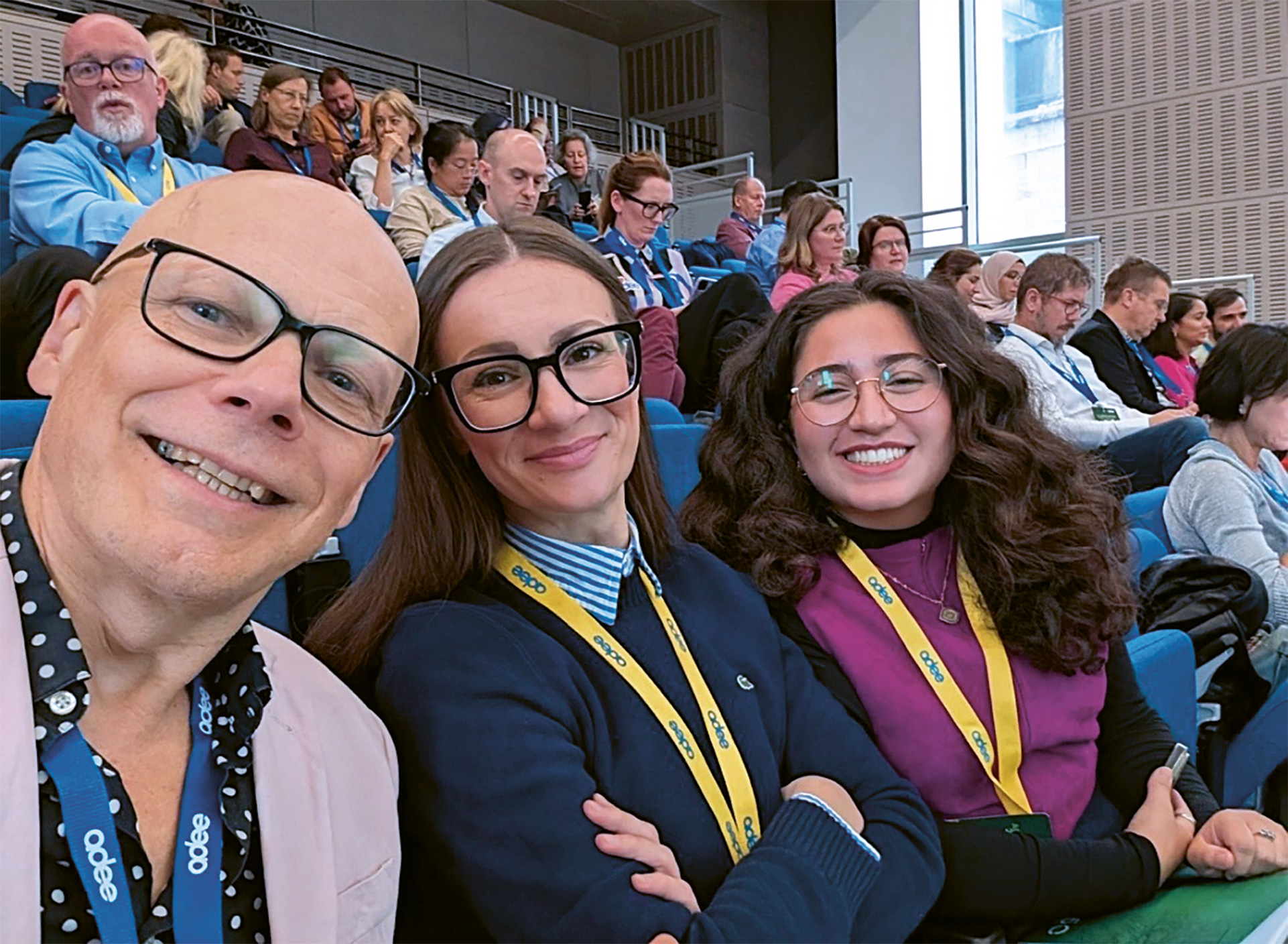 Bilde av mennesker sittende i en konferansesal.